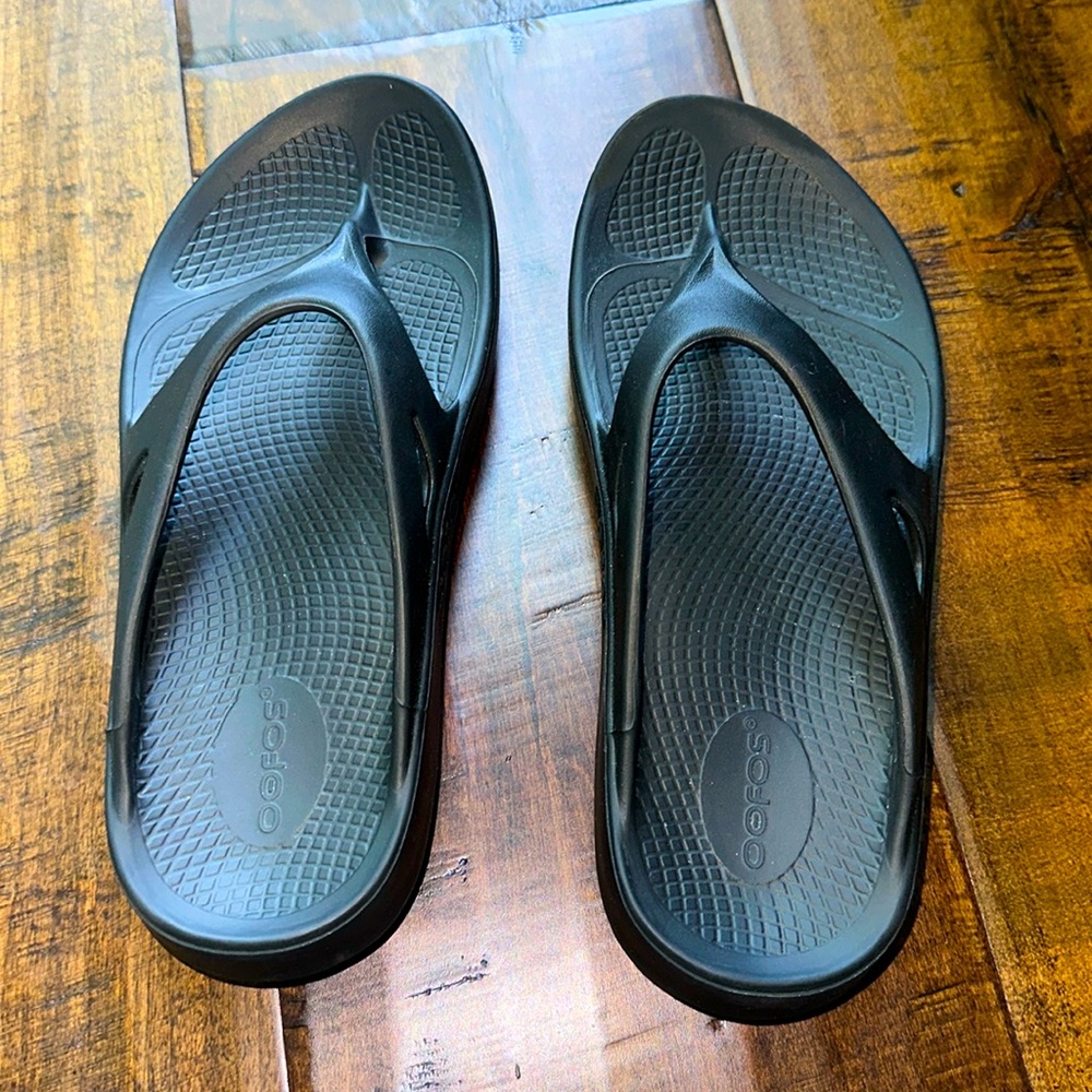 Oofos Black Recovery Flip Flop. Size M7-W9 EU 40